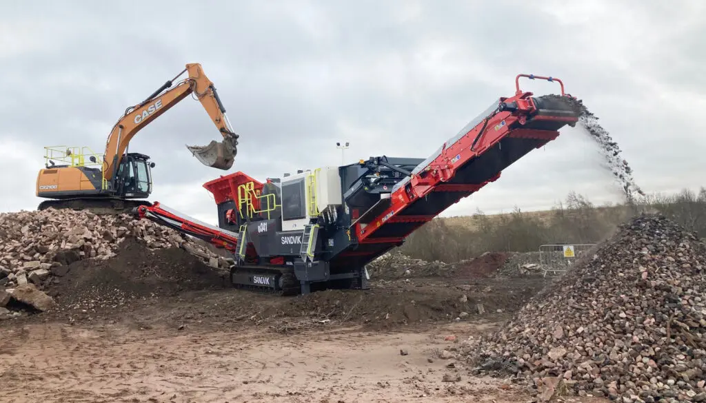 Mobilna kruszarka szczękowa Sandvik QJ341 podczas pracy przy kruszeniu betonu i kamienia