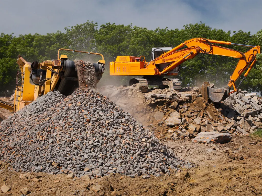 Mobilne kruszenie gruzu betonowego i zbrojonego na placu budowy