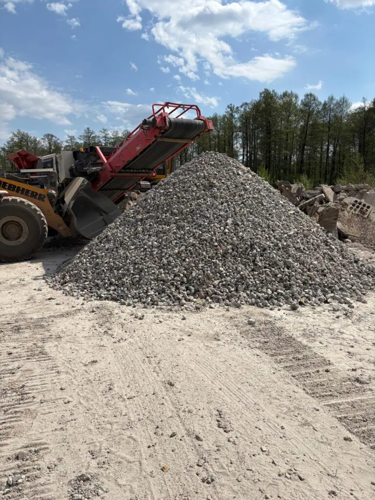 Maszyny do kruszenia żelbetu i recyklingu materiałów budowlanych na placu rozbiórki