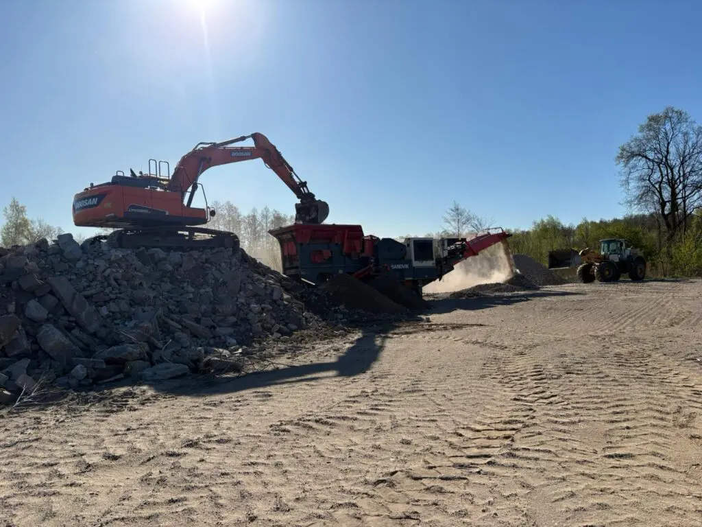 Recykling gruzu i kruszenie betonu zbrojonego ciężkim sprzętem budowlanym