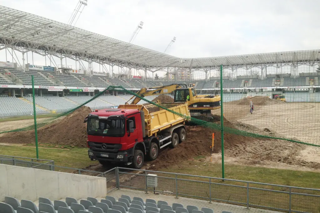 prace ziemne - wymiana nawierzchni na stadionie