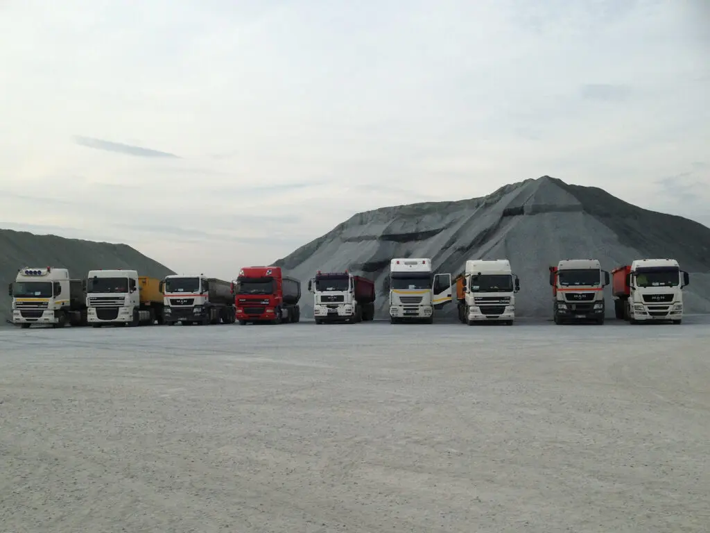 Transport piasku, czarnoziemu i kruszyw drogowych ciężarówką wywrotką