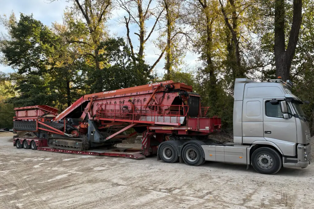 Przewóz niskopodwoziowy maszyn budowlanych – profesjonalny transport Car-Matex