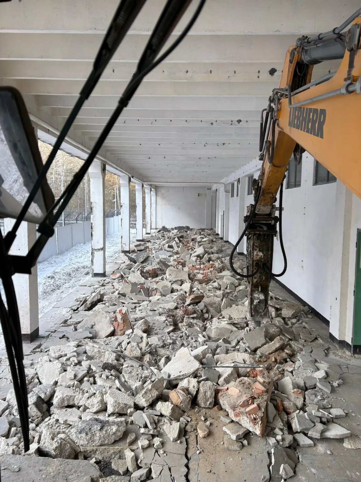 Wyburzenia budynków przemysłowych ciężką koparką wyburzeniową z nożycami hydraulicznymi