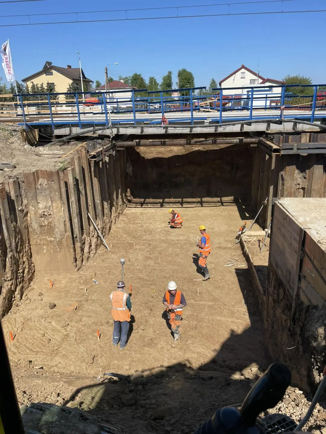wykopy pod przejścia podziemne pod torami